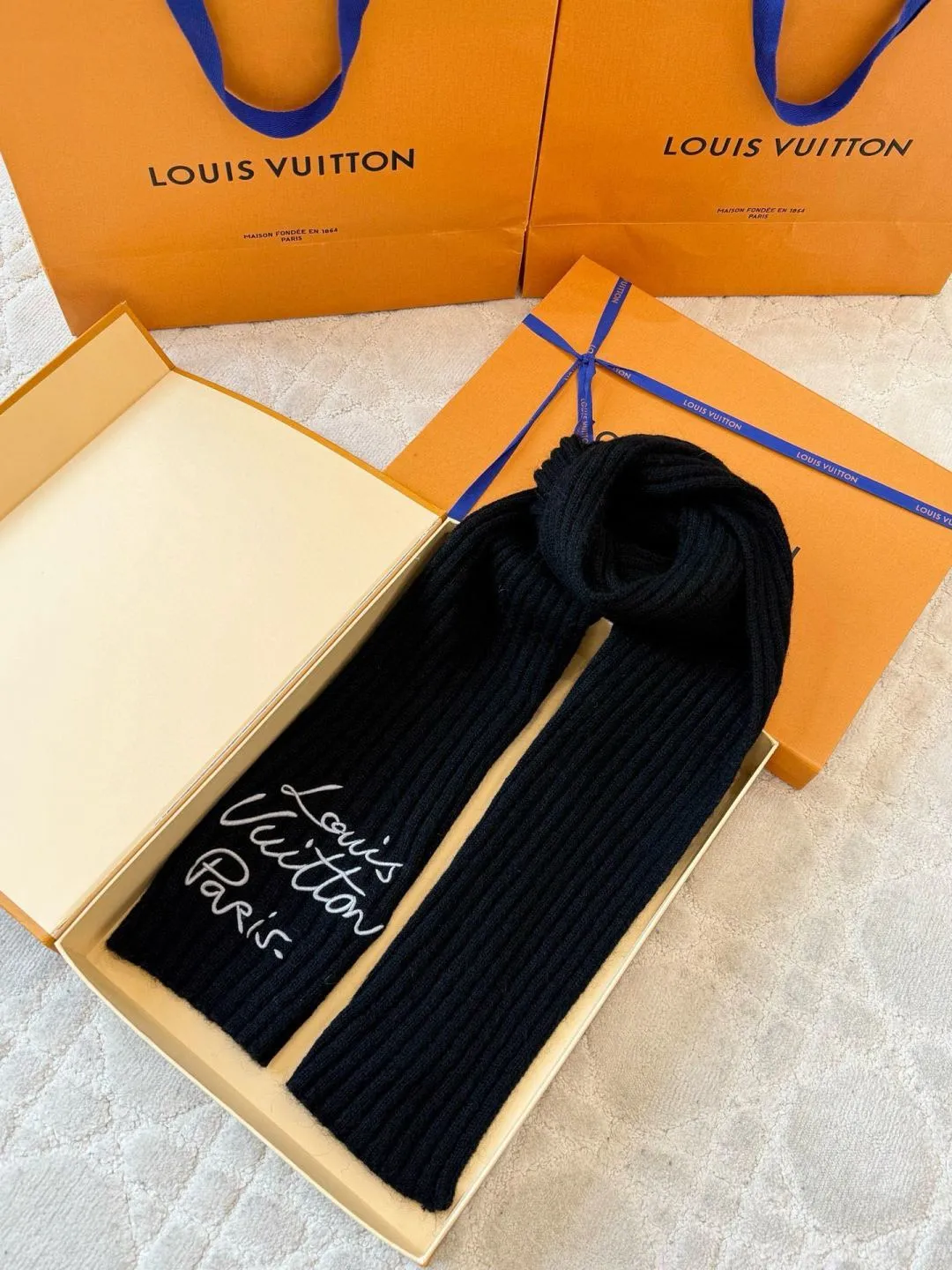 LOUIS VUITTON autumn and winter ski series scarf ●Original version: 5450 purchase and development ●Item number: 1682012-B05 ●Fabric: wool blended fabric ●Technology: knitted production ●Color: black/white ●Version: fitted version ●Description: This Louis Vuitton scarf is made of high-count fine cashmere blended material and is woven through 12-needle precision vertical pit strip knitting technology. The texture is uniform and fine, with both softness and drape. The "Louis Vuitton Paris" logo on the front of the scarf is presented using a three-dimensional embroidery process: it is first shaped with embroidery thread of the same color, and then three layers of gradient stitching are added to make the font outline clear and textured, and blend naturally with the knitted fabric. The finished product is steam pre-shrunk and hand-ironed to ensure dimensional stability and fluffy touch. The packaging uses the brand's exclusive gift box. From material selection to detailed craftsmanship, the production standards of the brand's high-end line are continued, taking into account warmth retention and decoration. The overall wiring is straight and delicate, the fabric is comfortable and soft, and the color is consistent without color difference. It can be matched with the same style to create a fashionable look and control various occasions. Customized accessories, complete with three standards, same style for men and women!